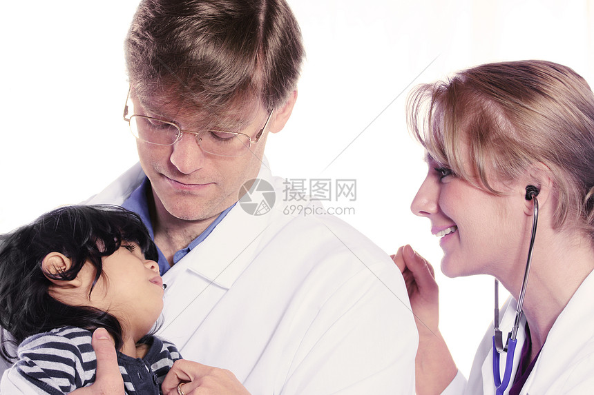 两名医生照顾被惊吓儿童病人图片