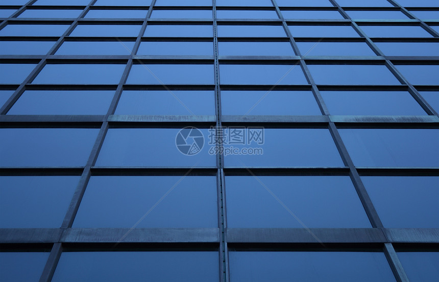 摩天大楼的蓝玻璃面板图片