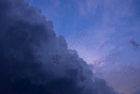 暴风云雷雨天气地平线积雨蓝色气候天空背景图片