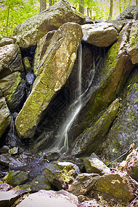 瀑布荒野农村流动山脉美丽石头溪流岩石树木苔藓图片