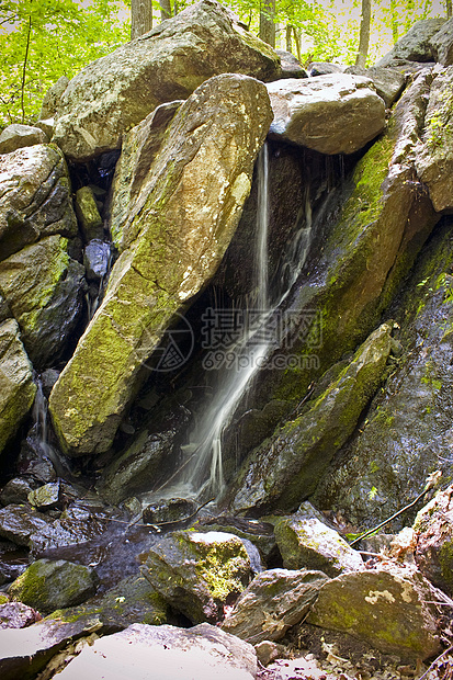 瀑布荒野农村流动山脉美丽石头溪流岩石树木苔藓图片