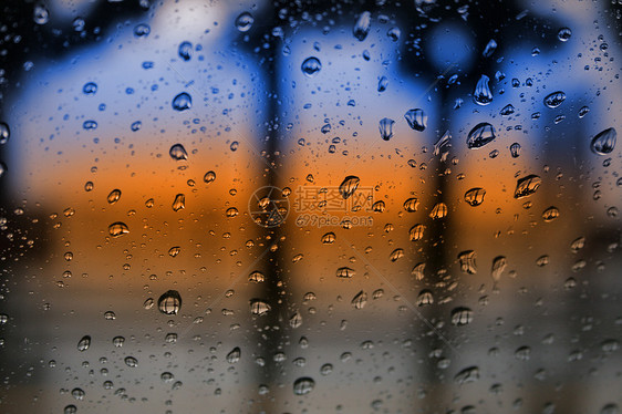 暴风雨过后预测窗户风暴光学镜片水滴下雨季节天气多云图片