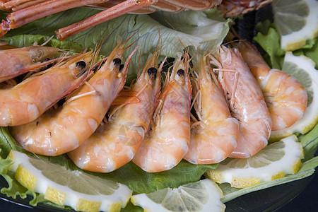 柠檬花茶新鲜和美味的海产食品     虾菠菜饮食贝类蔬菜柠檬海洋对虾食物海鲜美食背景