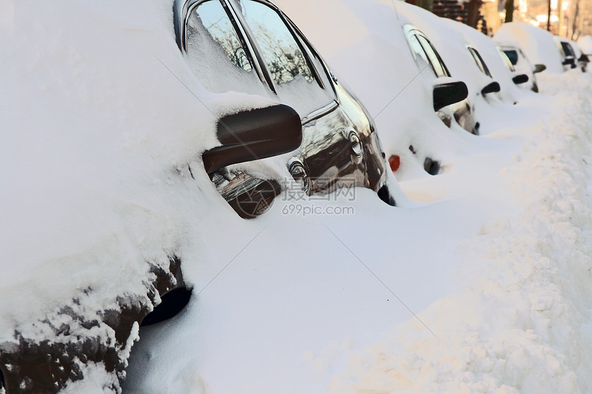深雪覆盖的一排汽车图片