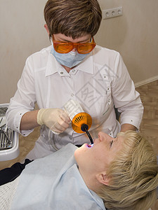在口腔学家的内阁里治疗牙科注射牙医诊所接待患者口腔科综合医生图片