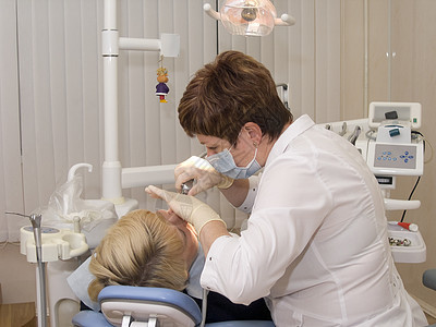 在口腔学家的内阁里口腔科患者牙医健康药品牙科治疗接待综合诊所图片