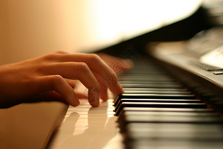 温柔的钢琴音乐背景图片