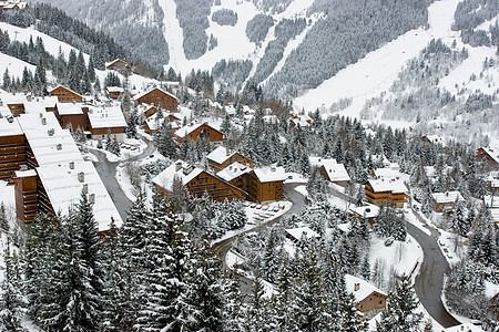滑雪度假胜地的景象风景上坡天空顶峰风暴滑雪板假期运动城市休闲图片