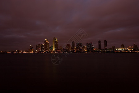 圣地亚哥天际建筑物建筑学城市摩天大楼场景多云海洋码头反射图片