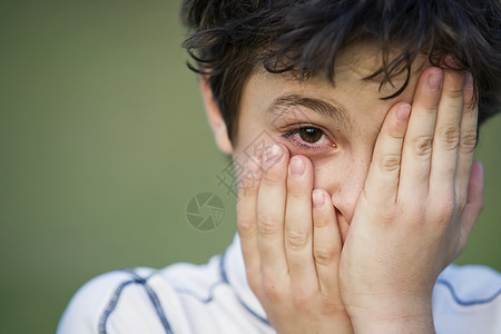 蒙面的年轻男孩背景图片