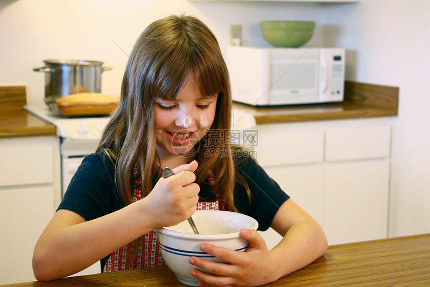 年轻女孩烘烤女儿童年平底锅孩子们闲暇孩子家庭教育食物乐趣图片