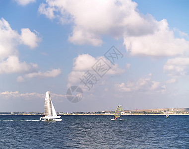 游艇波浪阳光天空假期海洋帆船桅杆巡航奢华场景图片