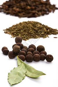 树叶 丁 木头和黑胡椒草本植物香味药丸食物植物棕色叶子白色胡椒蔬菜图片