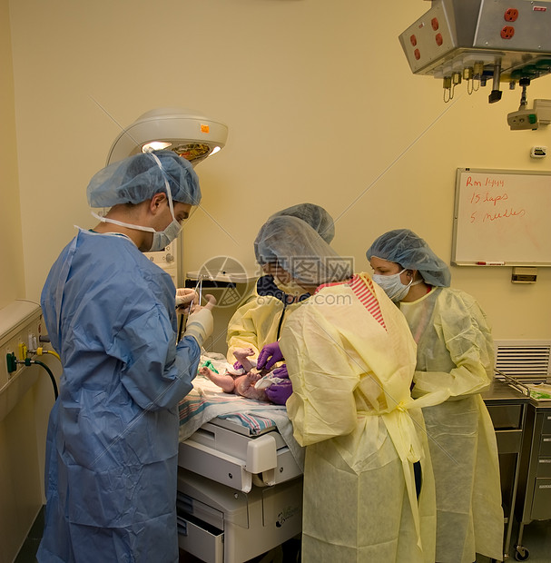 检查新生儿新生考试医生护士女性剖腹产手术女孩外科程序图片