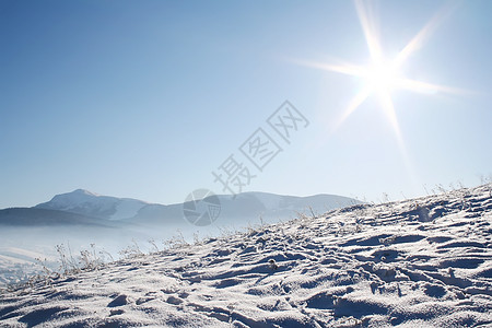 蓝天下满山的雪高清图片