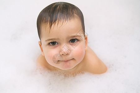 泡沫中思考周到的婴儿背景图片