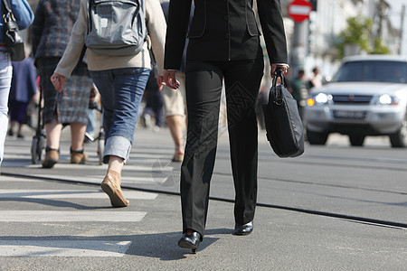 女商务人士的腿笔记本行人城市女士数据电脑包裤子市中心穿越人群图片