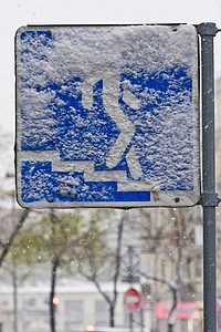 路标路牌降雪行人背景图片