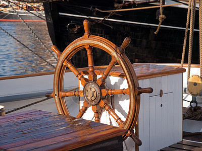 一艘帆船上的轮船方向轮巡航游艇血管导航旅行车轮木头奢华木板水手图片
