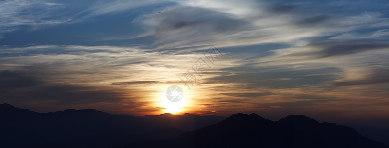 在黑暗前 在山上 夜幕降临之前背景图片