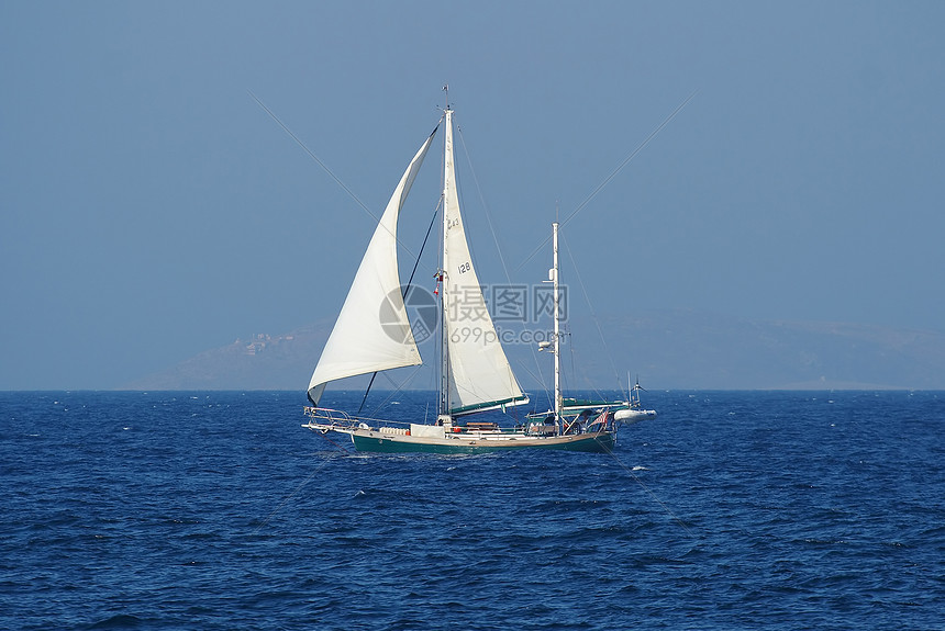 航行帆布游艇风暴队长蓝色帆船海景悬崖海浪娱乐图片