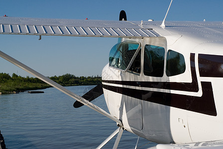 飞机螺旋桨飞行员天空旅行白色黑色翅膀引擎航班发动机图片