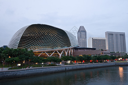 Esplanade黄昏新加坡歌剧和音乐厅圆顶大厅剧院音乐会榴莲码头城市建筑摩天大楼图片