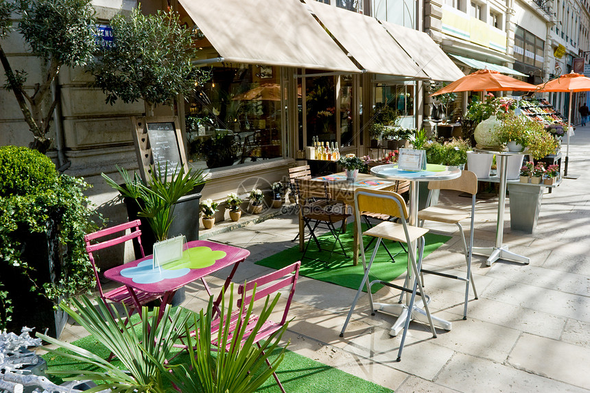街头咖啡店小酒馆紫色家具桌子建筑学街道服务餐厅食堂城市图片