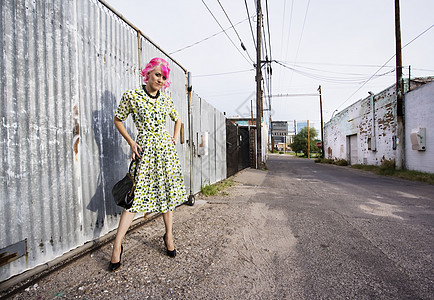 粉色头发的女人和在小巷里买包的女士逃学街道瓦楞金属褶皱电源线裙子丝袜旅行背景图片