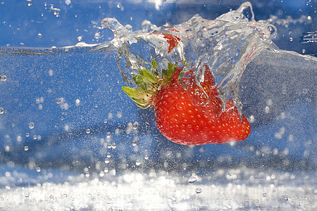 草莓喷洒食物涟漪气泡浆果宏观蓝色暴跌飞沫营养飞溅图片