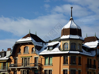 彩色建筑屋顶上的雪图片