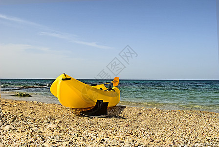 沿海船只血管运动蓝色太阳航行旅行巡航海洋海浪生活图片