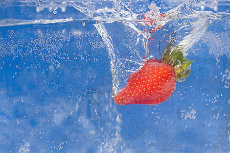 草莓喷洒飞沫运动液体营养浆果蓝色水果食物飞溅宏观图片
