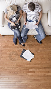 管理个人财务的夫妇头发棕色电脑休闲税收家庭丈夫男人工作金发图片