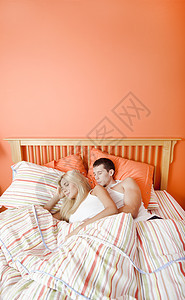 在床上睡觉的年轻夫妇卧室勺子头发长发女士男人短发金发拥抱女性图片
