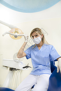 牙医工作照明医生保健牙科口腔面具身体检查设备金发背景图片