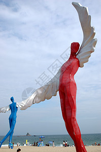 天使翅膀素材海边的天使雕塑翅膀天空海滩飞行安全背景