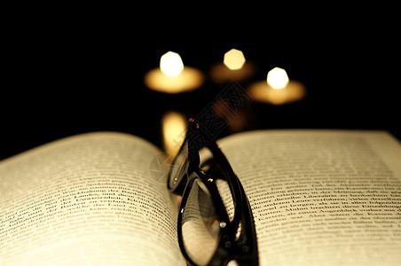 书写蜡烛和眼镜黑色学习历史阅读智慧大学教会宗教图书馆基督背景图片