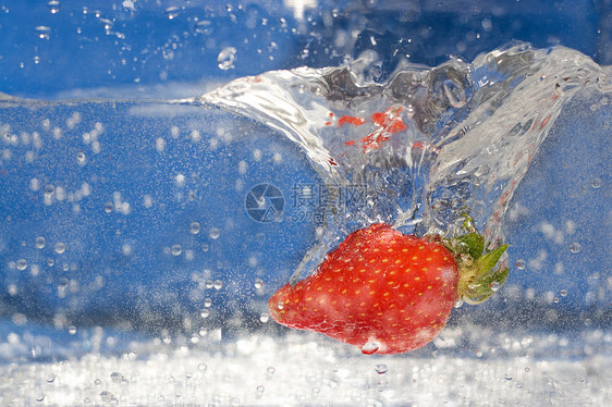 草莓喷洒浆果运动食物蓝色饮食飞沫暴跌营养涟漪气泡图片