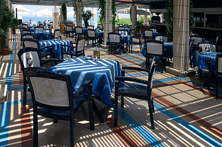 露天餐厅椅子桌布咖啡店蓝色条纹桌子闲暇背景图片