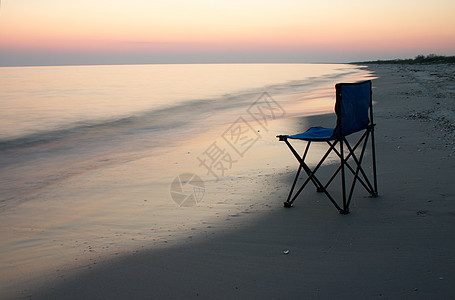 海上海岸的营椅图片