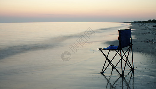 在海边折叠椅子图片