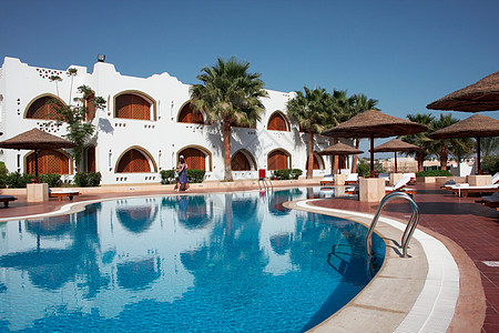 蓝色游泳池木板遮阳棚别墅旅行棕榈长椅闲暇白色旅游酒店图片