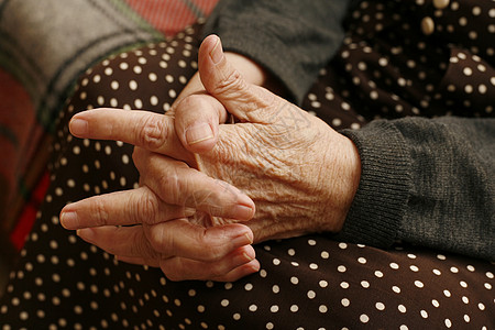 年长妇女之手退休减速公民病人机动性职员皱纹行为祖母内衬图片