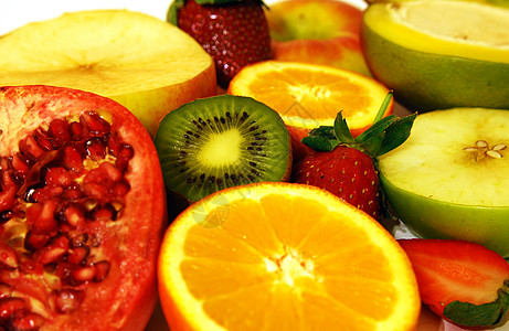切草莓或柠檬水果切片柠檬台面绿色宏观奇异果酸橙橙子厨房黄色背景