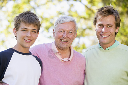 祖父与儿子和孙子微笑男人男性男生孙辈小男孩农村爸爸孩子祖父母三个人图片