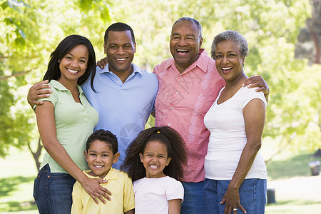 家庭大家庭在公园中微笑地站着团体女性夫妻兄弟成人男生农村女士孩子父亲图片