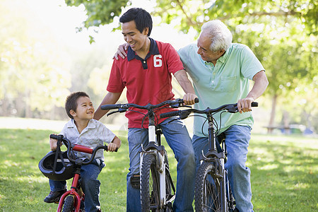 祖父儿子和孙孙子骑自行车女孩男生男性安全小男孩活动父亲女性骑术孙辈图片