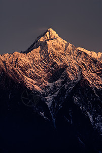 清晨杰德山峰顶图片