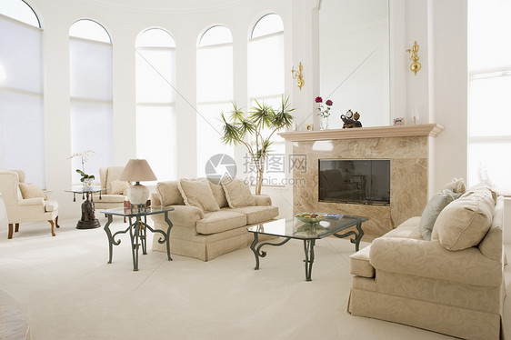 豪华住宅中的空客客厅家具茶几沙发座位家庭休息室椅子长椅生活壁炉图片